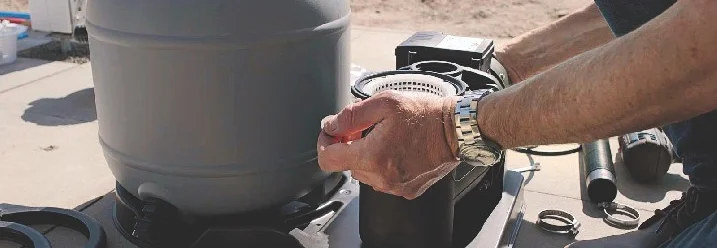 Person beim Zusammenbau einer Poolpumpe